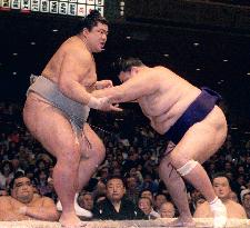 Ozeki Musoyama falls to No. 2 maegashira Tosanoumi